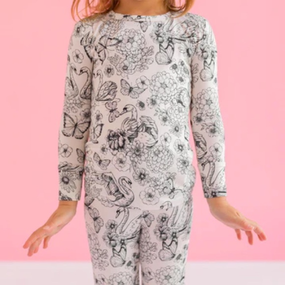 Posh Peanut Pajama Junie Classic swan 18-24M
